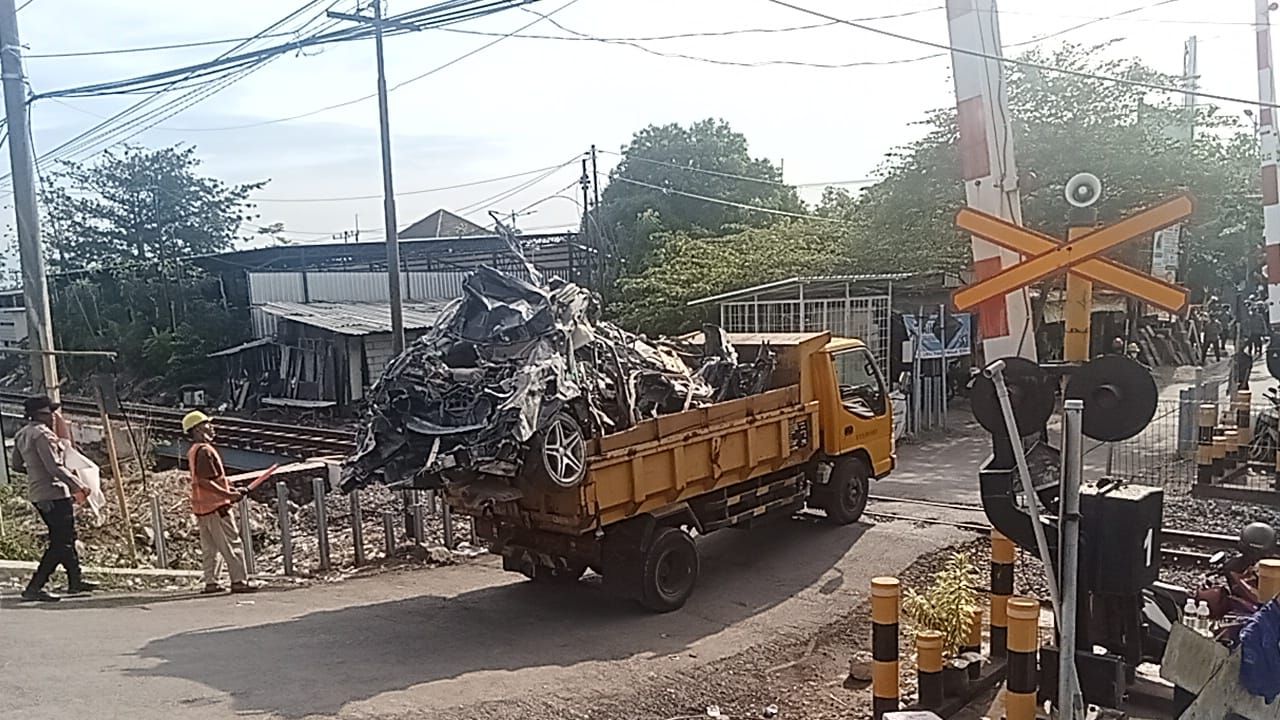 Ada Mobil Mewah Terkubur Reruntuhan Mushala Ponpes Al Khoziny