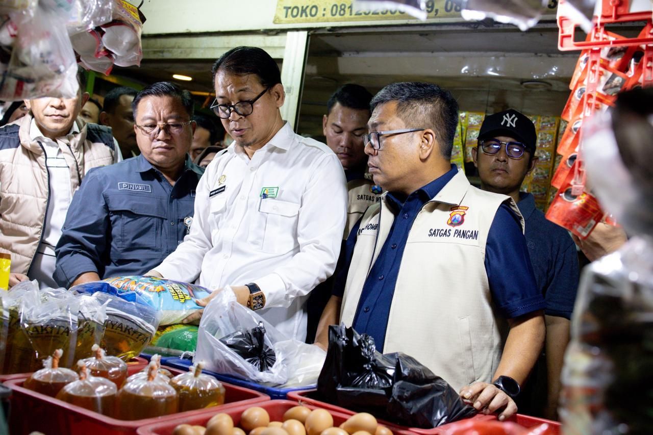 ThumbnailCek Harga, Satgas Pengendalian Harga Beras Jatim Sidak Pasar Cek Harga, Satgas Pengendalian Harga Beras Jatim Sidak Pasar