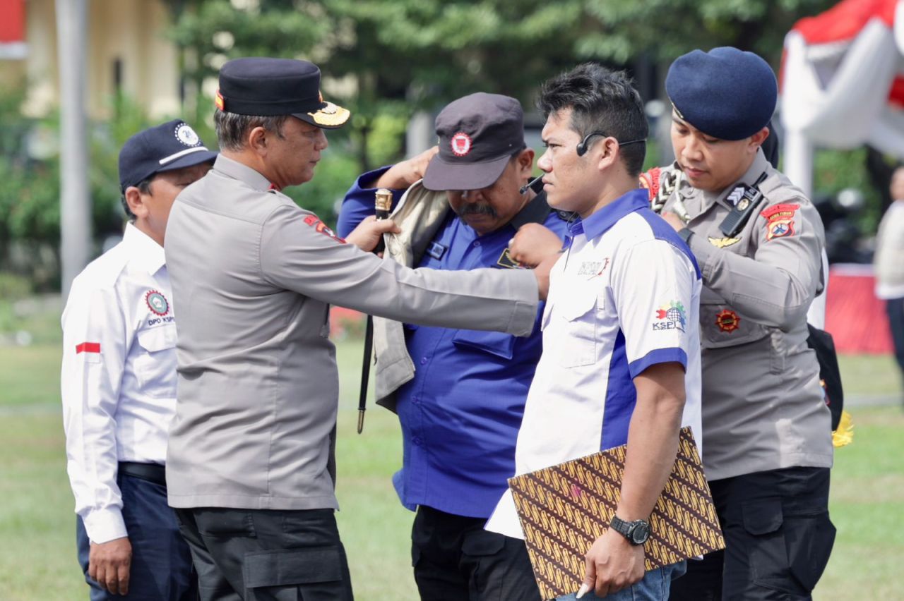 ThumbnailPolda Jatim Bersama Serikat Pekerja dan Buruh Gelar Apel Kebangsaan Jaga Stabilitas Kamtibmas Polda Jatim Bersama Serikat Pekerja dan Buruh Gelar Apel Kebangsaan Jaga Stabilitas Kamtibmas