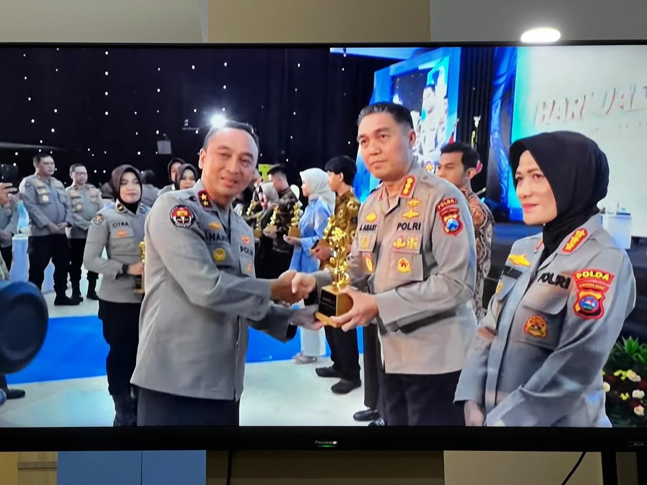 ThumbnailHumas Polda Jatim Raih Peringkat 1 Nominasi Keaktifan Video Polri Zona A Humas Polda Jatim Raih Peringkat 1 Nominasi Keaktifan Video Polri Zona A