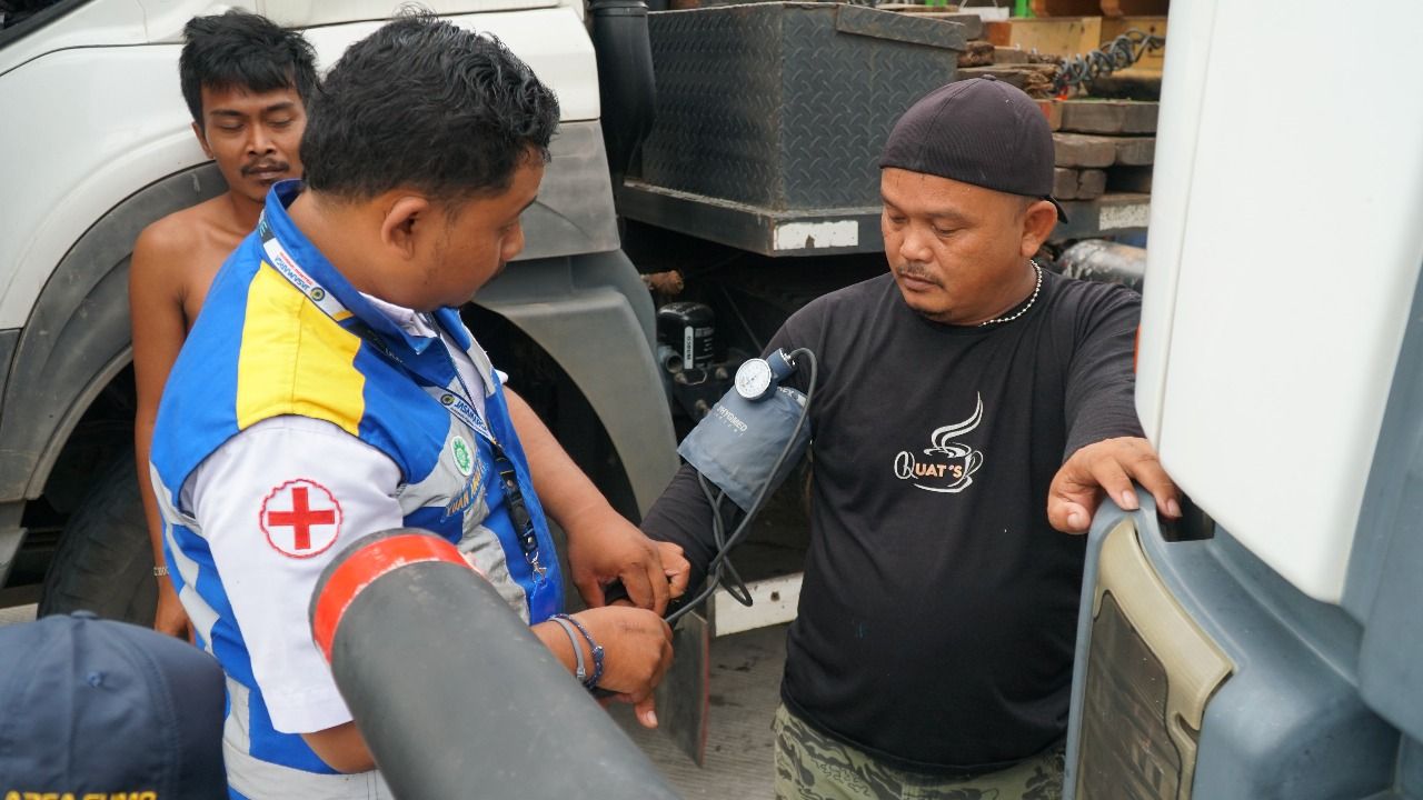 Aksi Ramah PT JSM Kampanye Keselamatan Berkendara di Tol Sumo