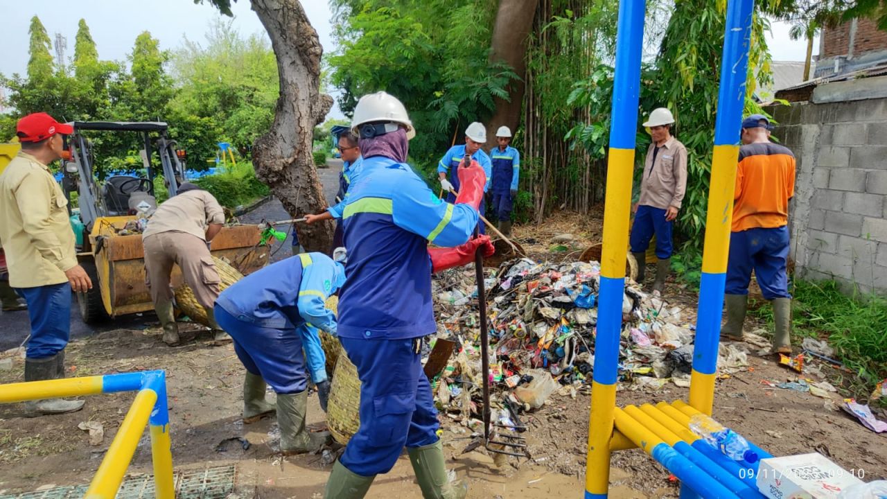 SIER dan Warga Rungkut Gotong Royong Cegah Banjir di Musim Hujan