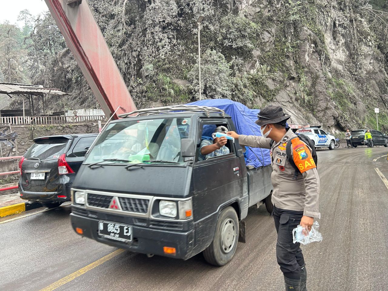 Tim SAR Polda Jatim Bagikan Masker ke Warga Terdampak Abu Vulkanik Semeru
