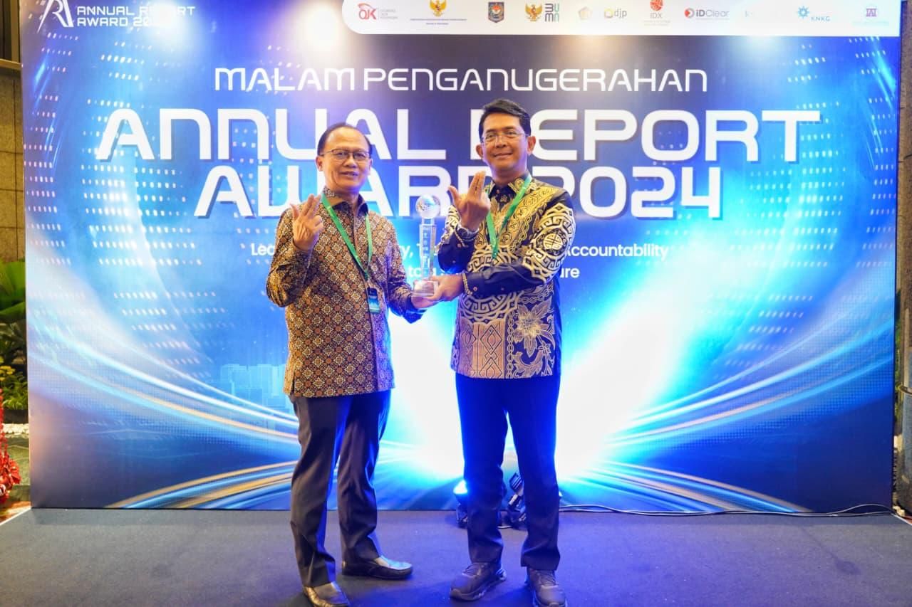 Bank Jatim Dinobatkan Sebagai Pemenang dalam ARA 2024 Kategori BUMD Go Publik Keuangan