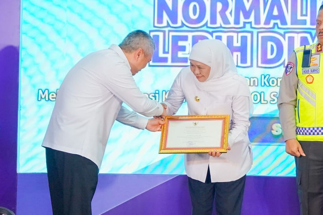 Terima Penghargaan dari Menteri Perhubungan, Gubernur Khofifah Komitmen Siap Wujudkan Jatim Zero ODOL 2027