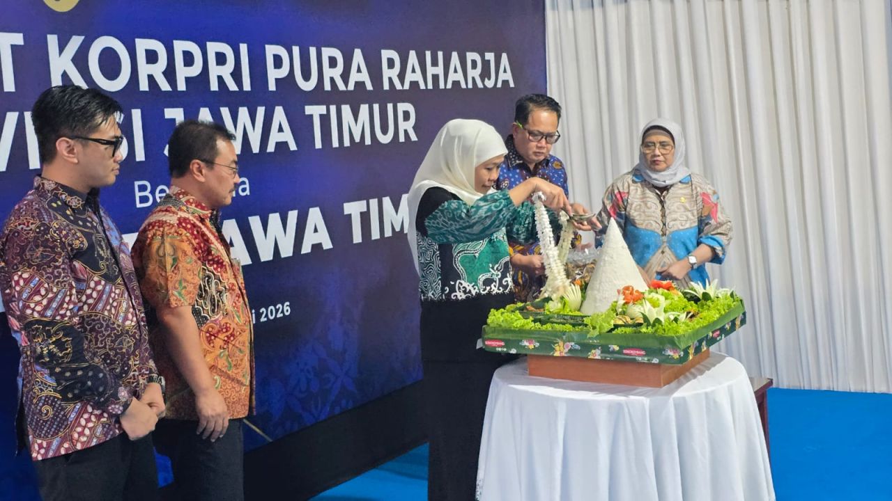 Tasyakuran, Khofifah Potong Tumpeng di RS Pura Raharja