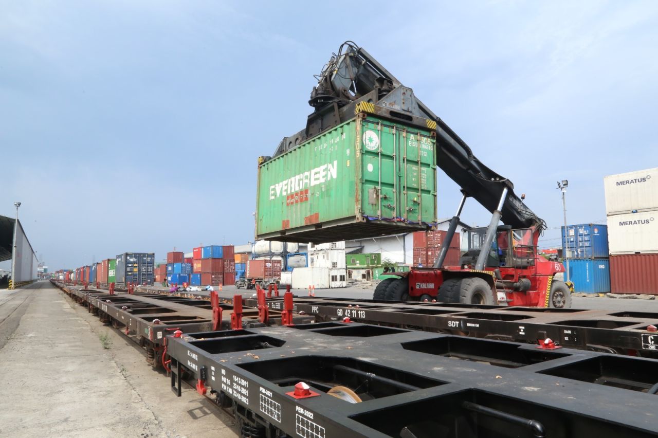 Volume Angkutan Barang Naik 38% Sepanjang 2025 di Wilayah Daop 8 Surabaya