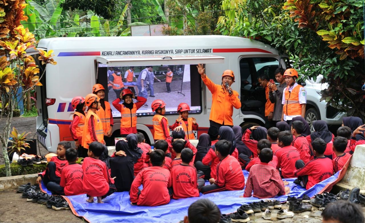 Bareng Pak Ribut Guru Viral, BPBD Jatim Beri Edukasi Kebencanaan di SDN 01 Pagowan Lumajang
