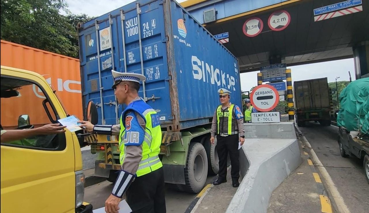 Polda Jatim Tertibkan Truk dan Bus yang Nekat Pakai Lajur Kanan di Jalan Tol