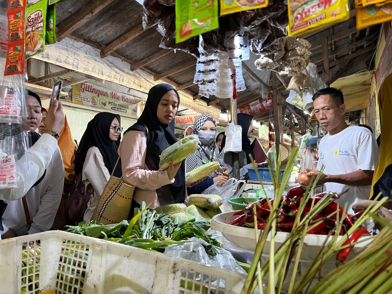 Saat Ning Dini Ajak Emak-Emak Belanja di Pasar Paiton
