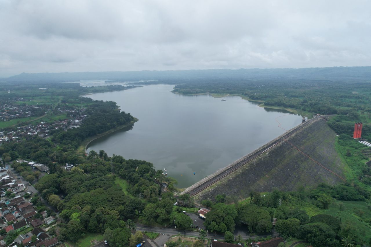 Percepat Transisi Energi Bersih, PLN NP Perkuat Pengembangan PLTS Terapung Karangkates