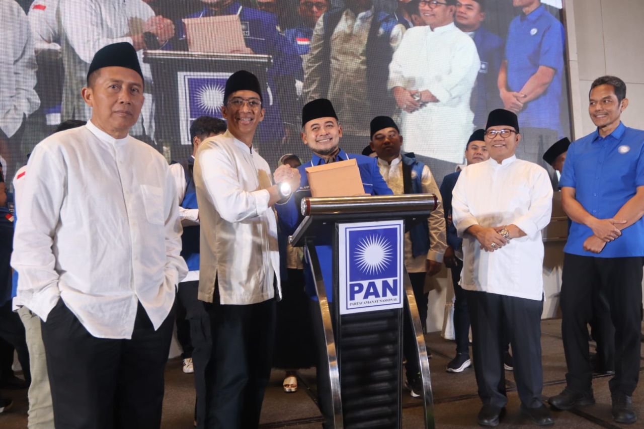 PAN Serahkan SK Kepengurusan 27 Daerah di Jatim