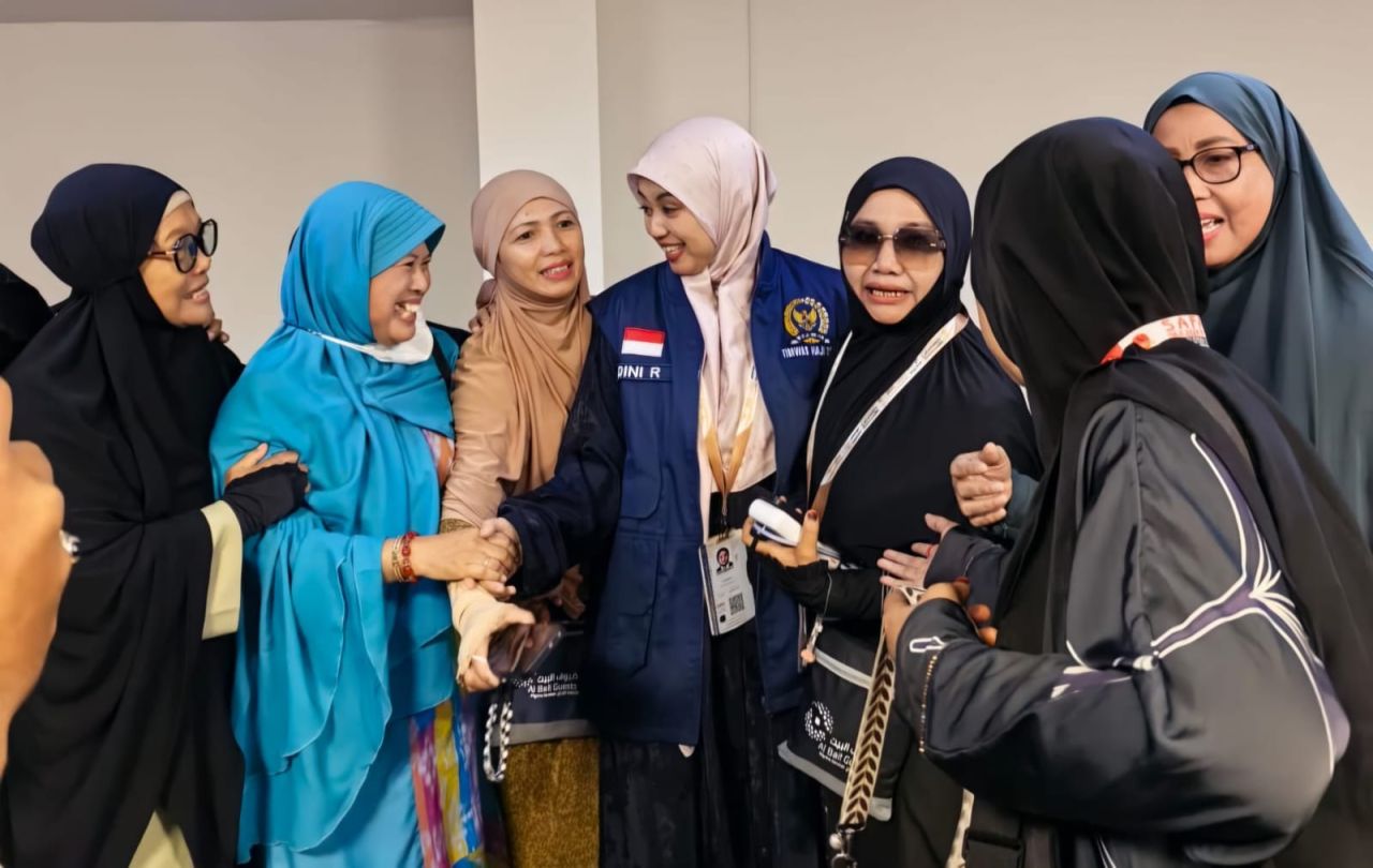Ning Dini Serap Aspirasi Jamaah Haji Probolinggo di Makkah, suasana hangat Ditemani Mie Instan