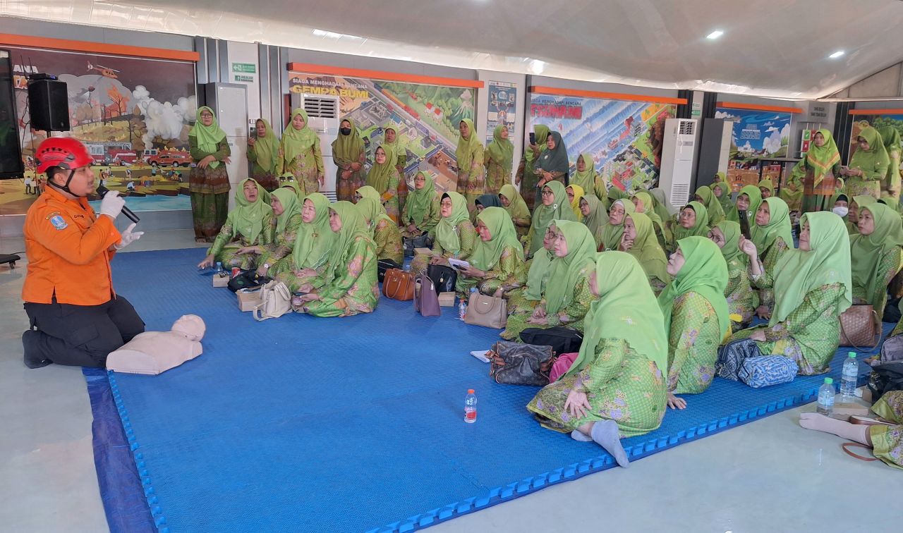 Kunjungi Taman Edukasi Bencana BPBD Jatim, Muslimat NU Belajar PPGD Hingga Pemadaman Kebakaran