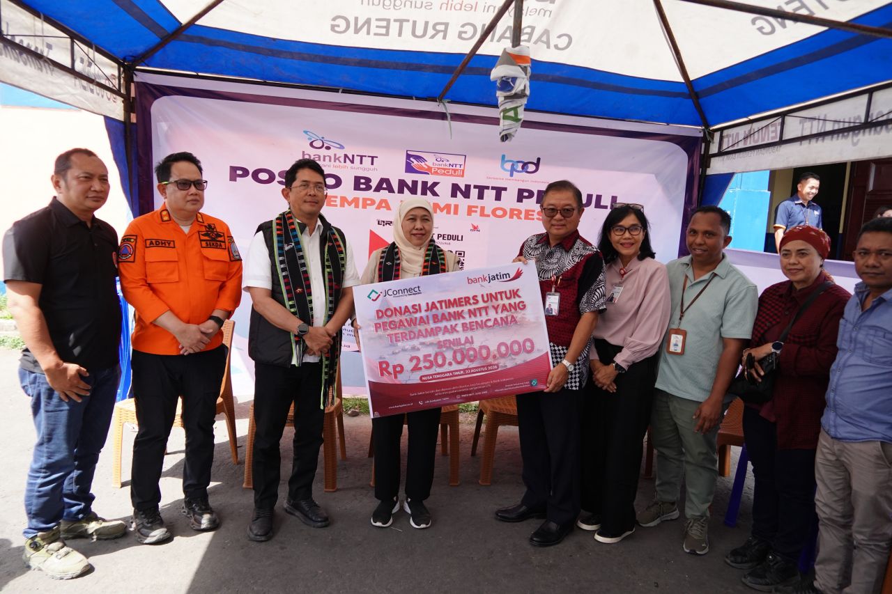 Pemprov Jatim - Bank Jatim Salurkan Bantuan Sosial untuk Masyarakat Terdampak Bencana di NTT