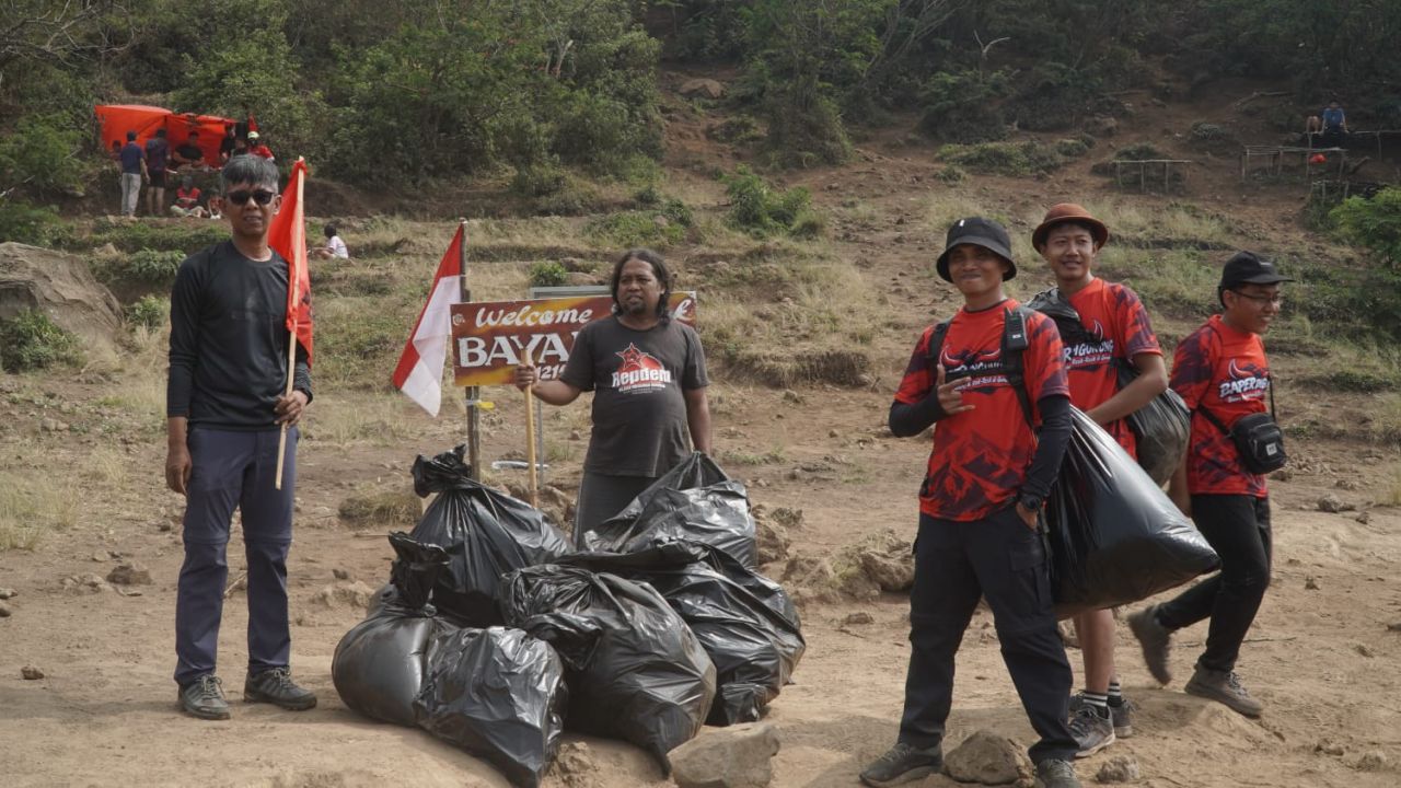 Hari Sumpah Pemuda, Repdem PDI-P Jatim Bersih-Bersih Puncak Bayangan Gunung Penanggungan
