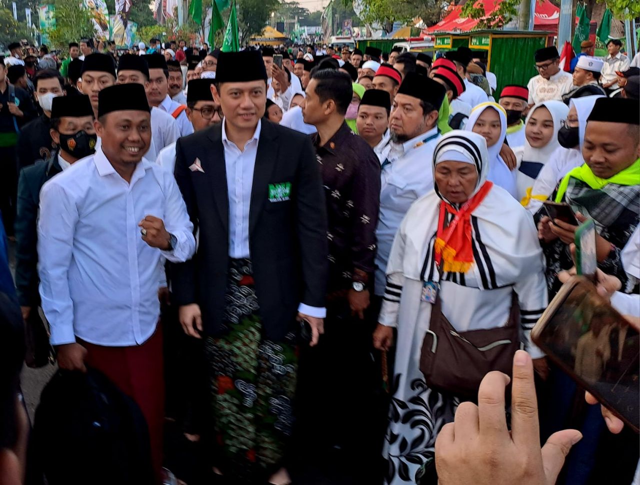 ThumbnailHadir Di Peringatan 1 Abad NU, Jamaah Rebutan Selfie Dengan AHY Hadir Di Peringatan 1 Abad NU, Jamaah Rebutan Selfie Dengan AHY